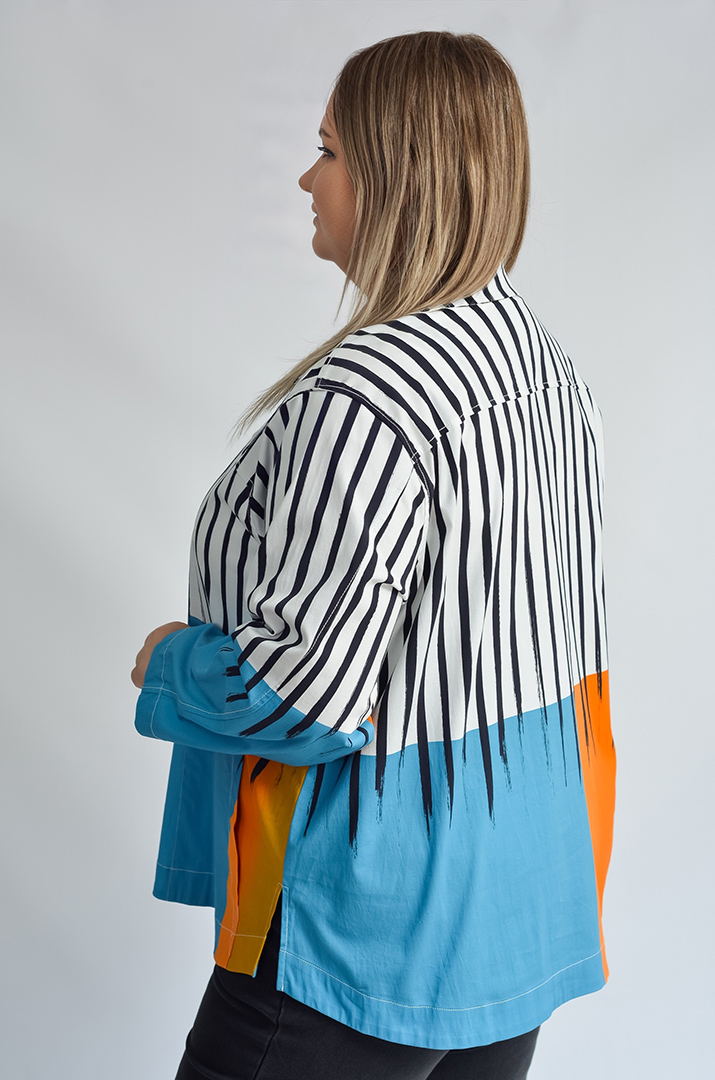 Длинный пиджак с вертикальными полосками и цветными акцентами больших размеров