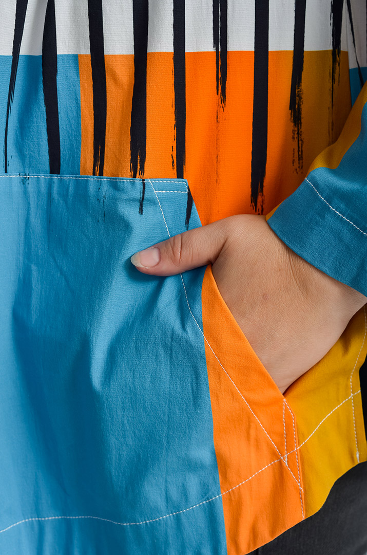 Длинный пиджак с вертикальными полосками и цветными акцентами больших размеров