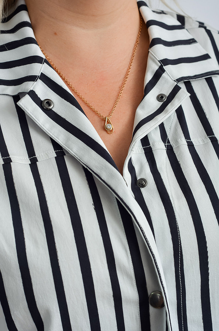 Длинный пиджак с вертикальными полосками и цветными акцентами больших размеров