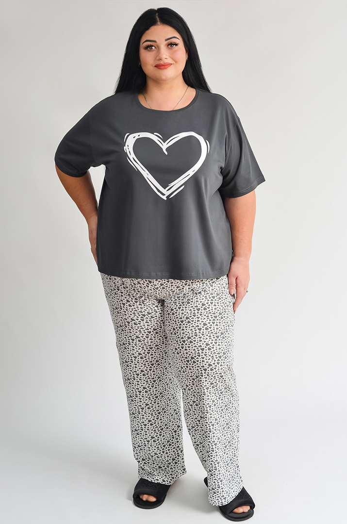 Піжама з брюками у графітово-молочному стилі з серцем великих розмірів