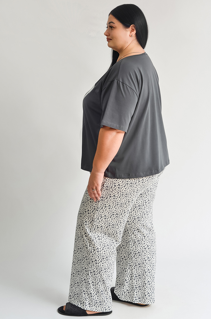 Піжама з брюками у графітово-молочному стилі з серцем великих розмірів