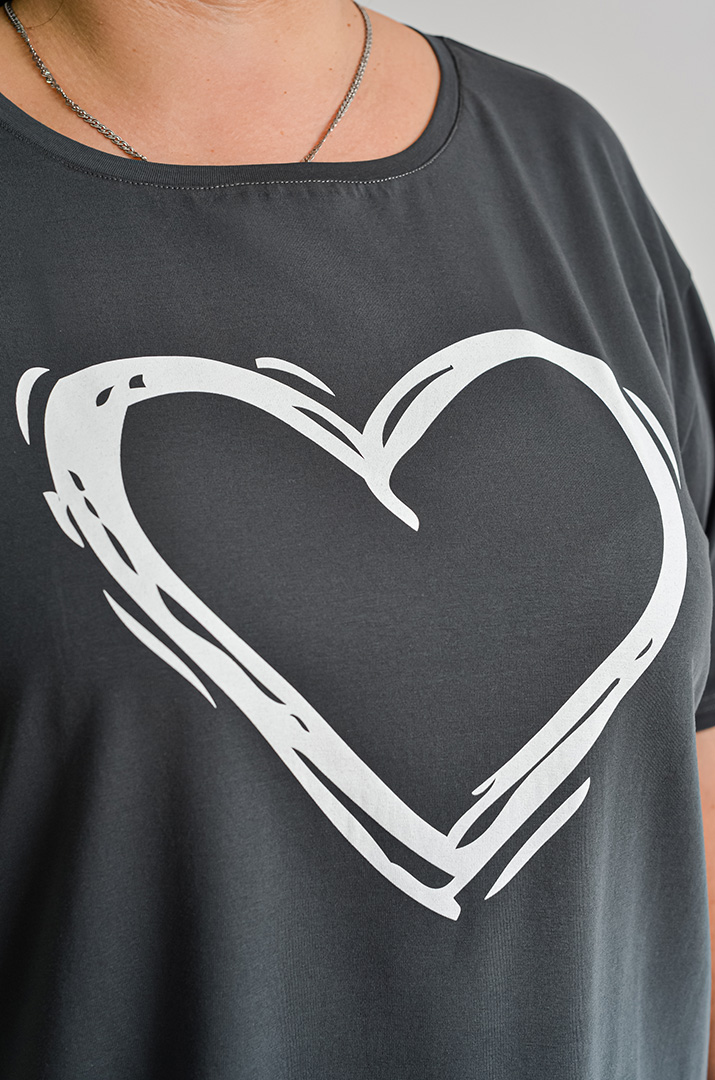 Піжама з брюками у графітово-молочному стилі з серцем великих розмірів