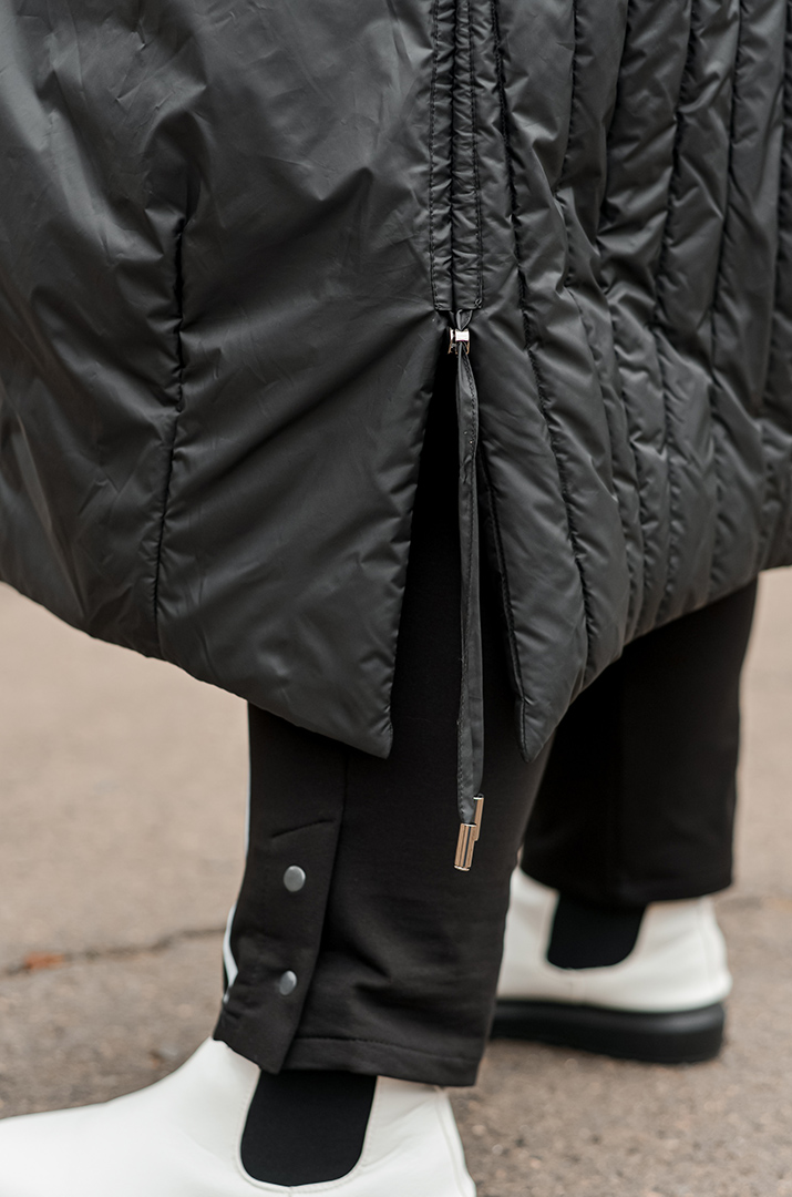 Чорне пальто-трансформер з відстібними рукавами великих розмірів