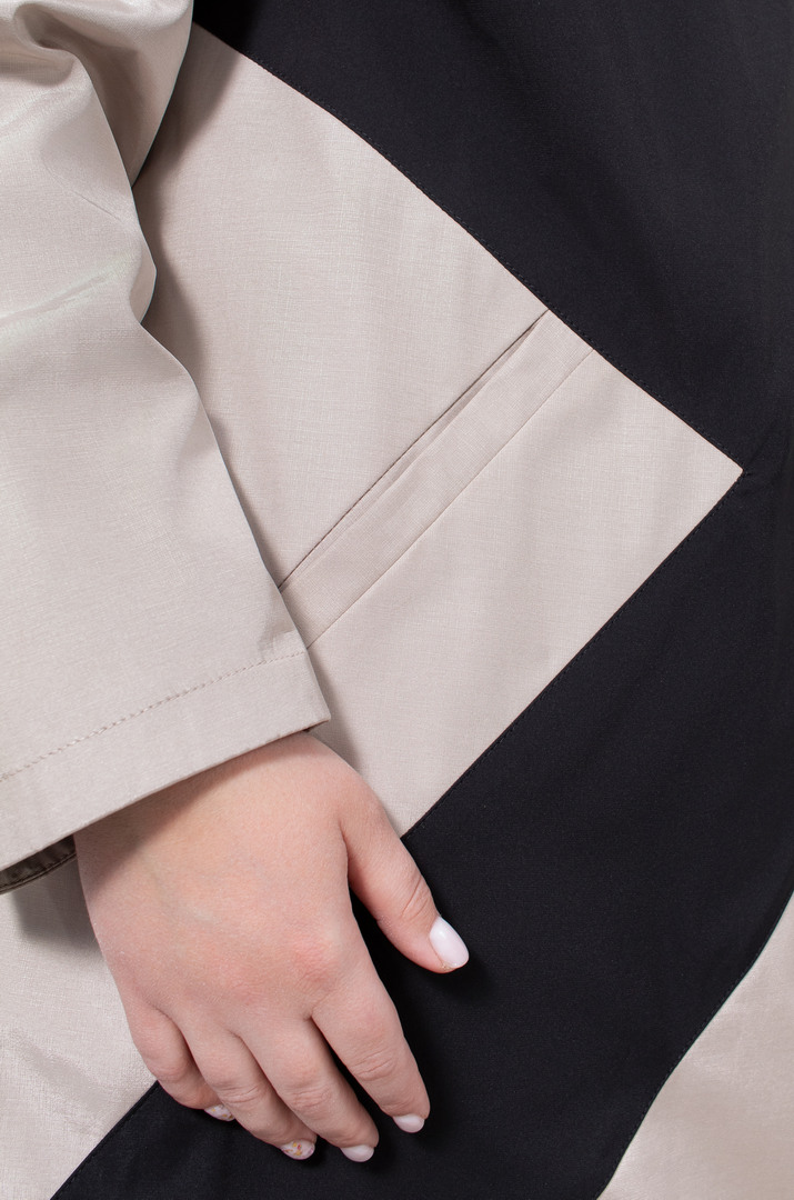 Стильный бежевый плащ с ассиметричным геометрическим принтом супер батал