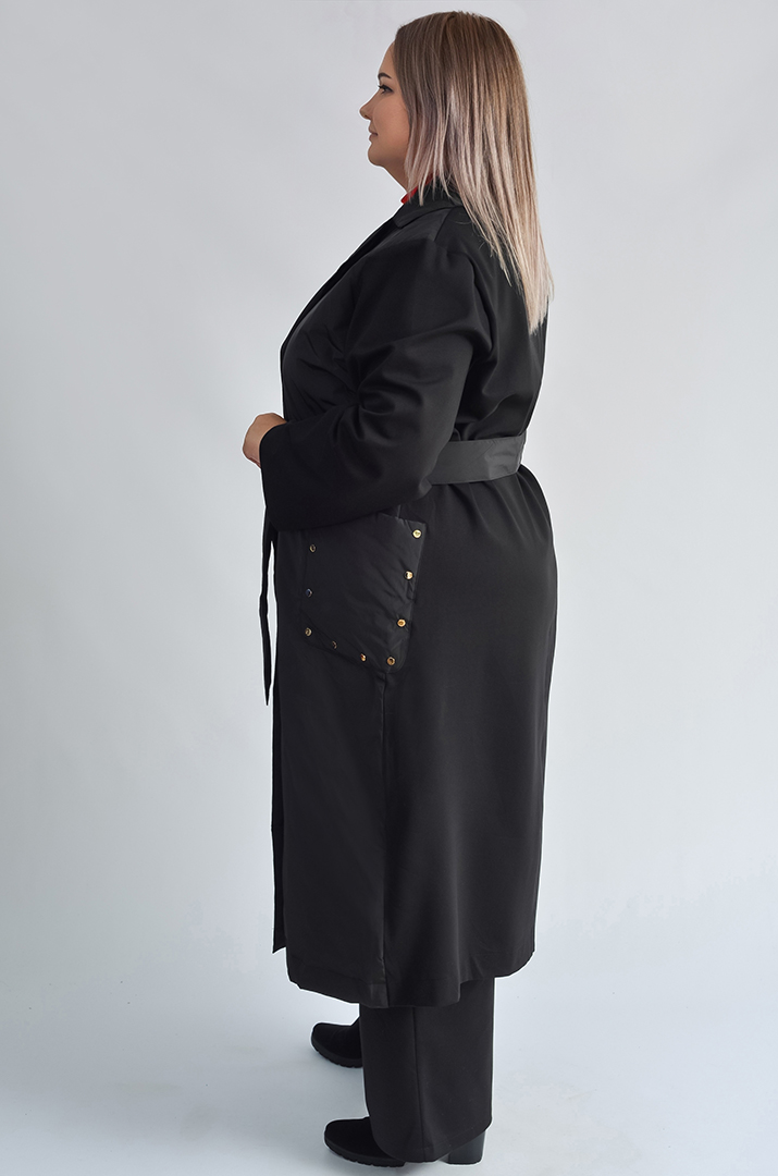 Элегантный черный плащ с изысканными акцентами и поясом больших размеров
