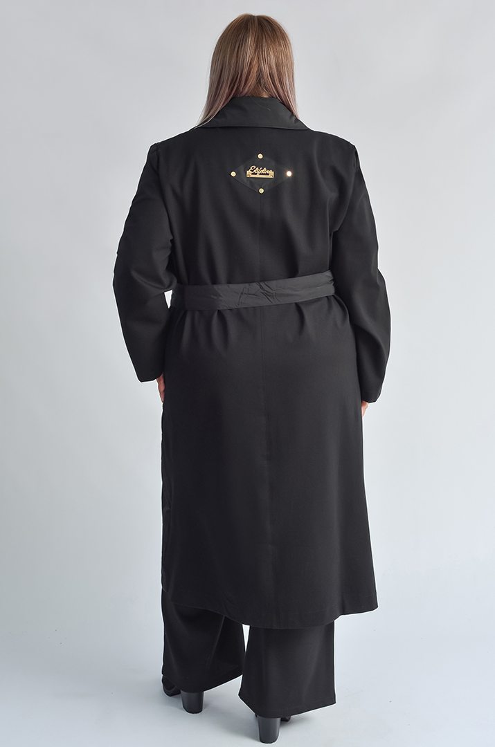 Элегантный черный плащ с изысканными акцентами и поясом больших размеров