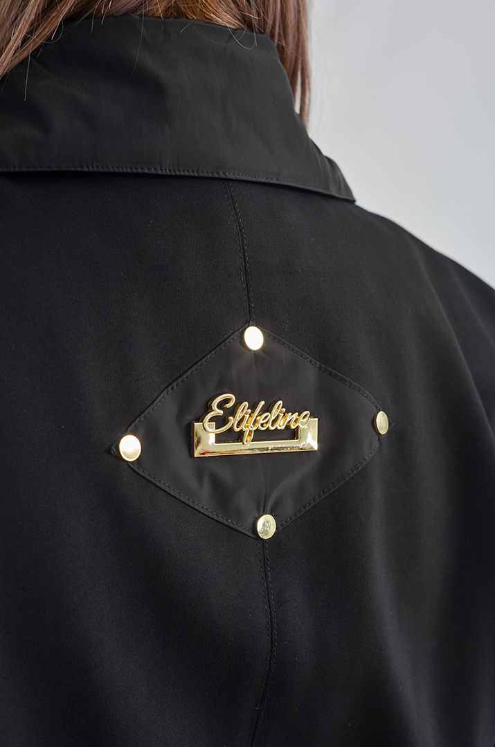 Элегантный черный плащ с изысканными акцентами и поясом больших размеров