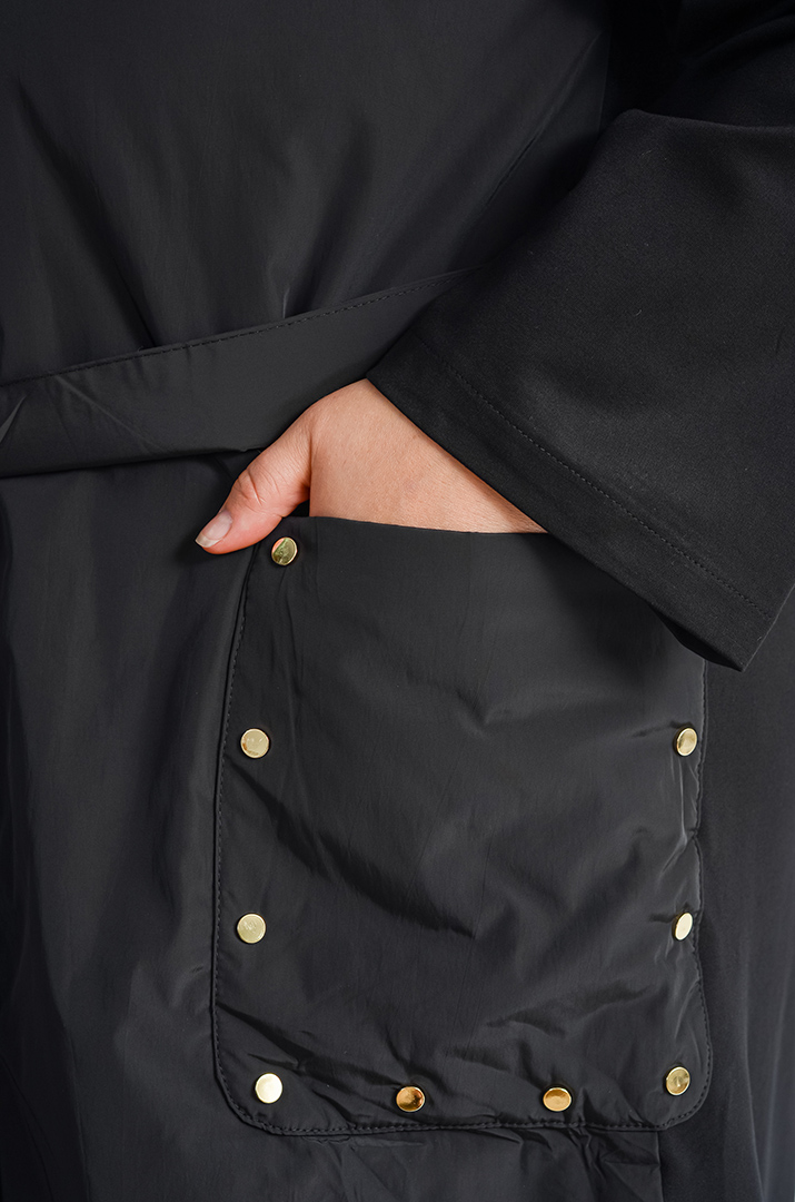 Элегантный черный плащ с изысканными акцентами и поясом больших размеров