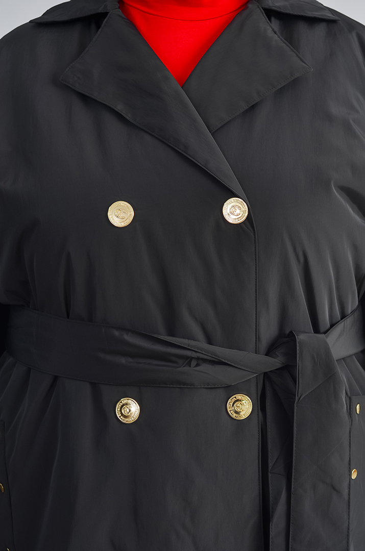 Элегантный черный плащ с изысканными акцентами и поясом больших размеров