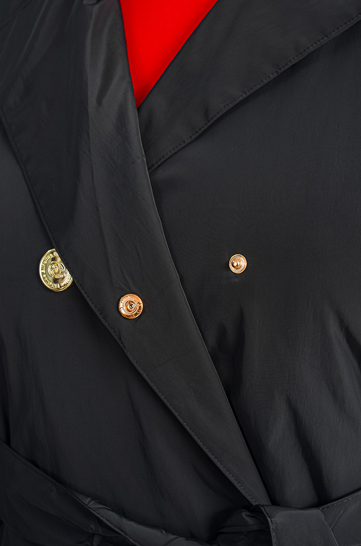 Элегантный черный плащ с изысканными акцентами и поясом больших размеров