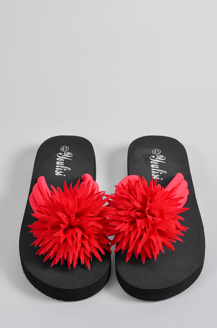 Вʼєтнамки в чорному кольорі з червоною текстильною квіткою великих розмірів