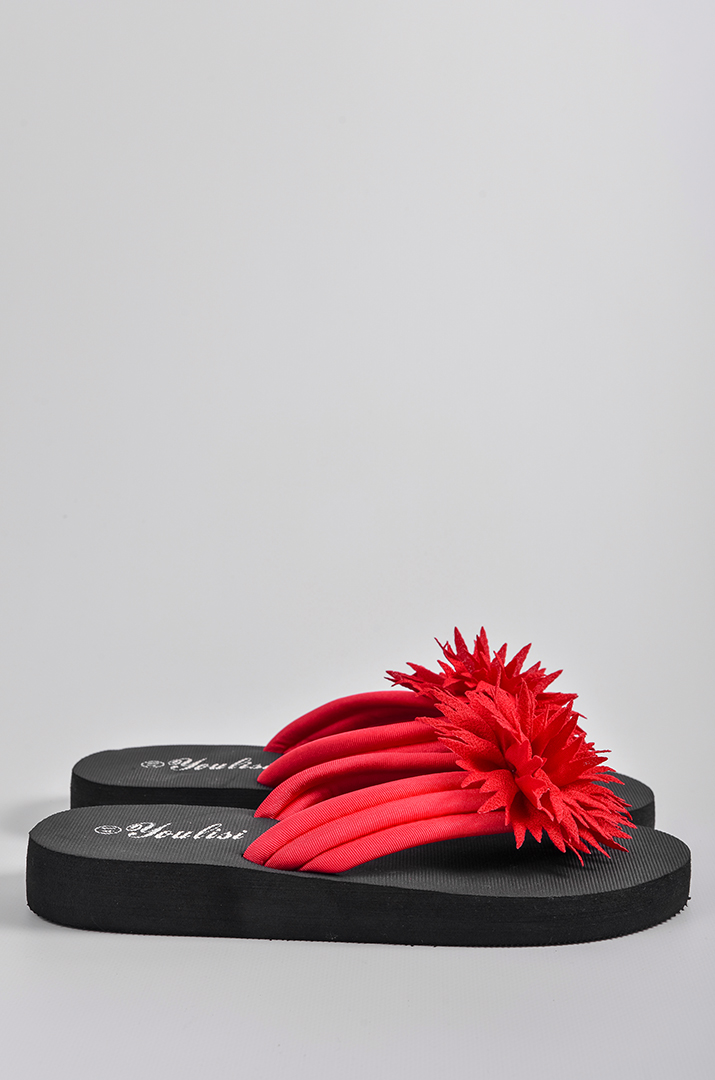 Вʼєтнамки в чорному кольорі з червоною текстильною квіткою великих розмірів