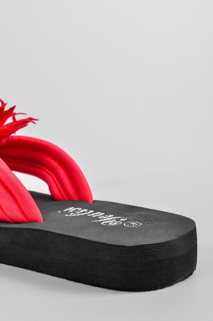 Вʼєтнамки в чорному кольорі з червоною текстильною квіткою великих розмірів