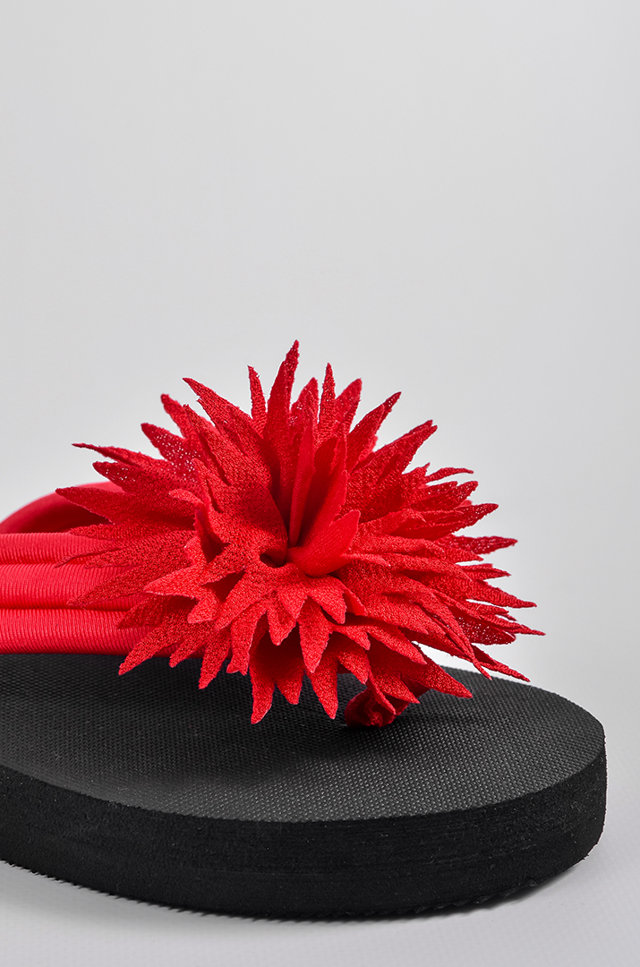 Вʼєтнамки в чорному кольорі з червоною текстильною квіткою великих розмірів