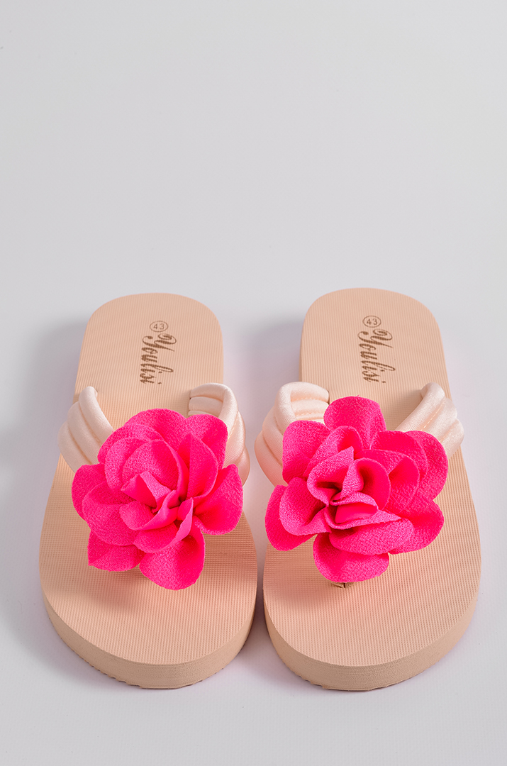 Вʼєтнамки в бежевому кольорі з яскравою текстильною квіткою великих розмірів