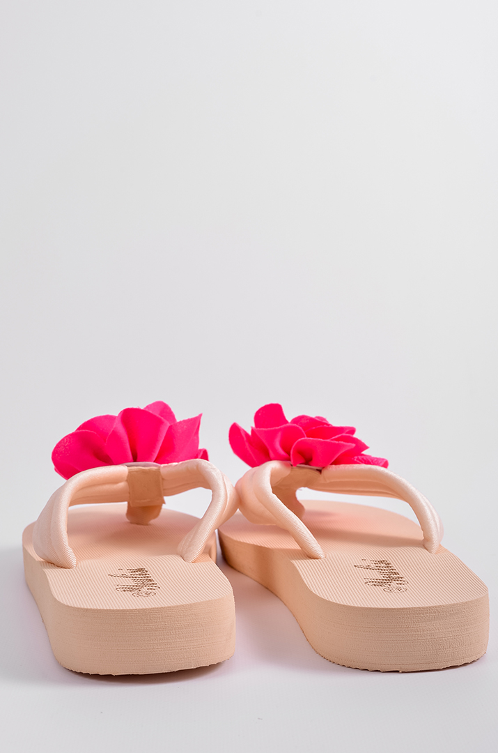 Вʼєтнамки в бежевому кольорі з яскравою текстильною квіткою великих розмірів