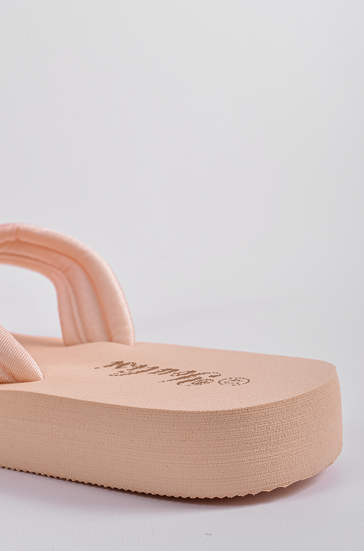 Вʼєтнамки в бежевому кольорі з яскравою текстильною квіткою великих розмірів