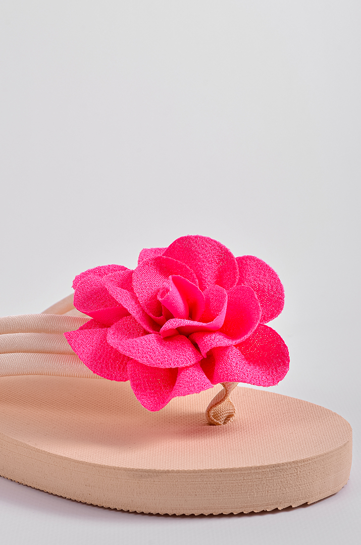 Вʼєтнамки в бежевому кольорі з яскравою текстильною квіткою великих розмірів