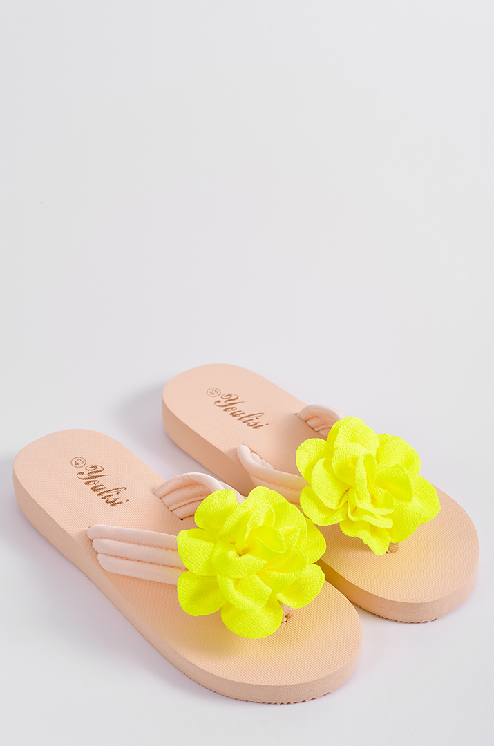 Вʼєтнамки в бежевому кольорі з яскравою текстильною квіткою великих розмірів