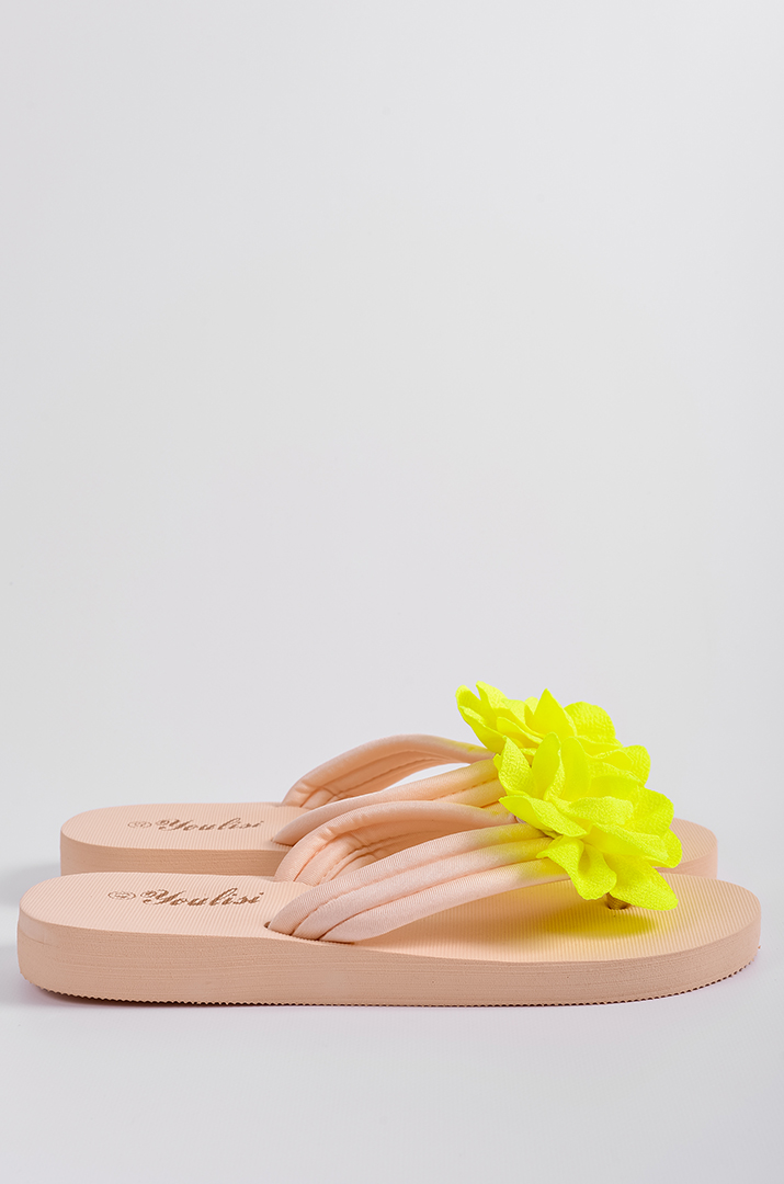 Вʼєтнамки в бежевому кольорі з яскравою текстильною квіткою великих розмірів