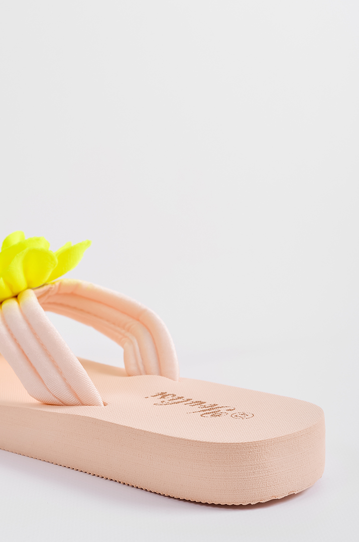 Вʼєтнамки в бежевому кольорі з яскравою текстильною квіткою великих розмірів