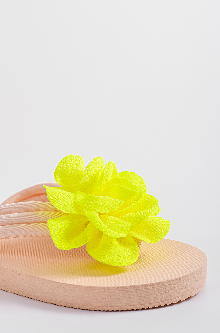 Вʼєтнамки в бежевому кольорі з яскравою текстильною квіткою великих розмірів