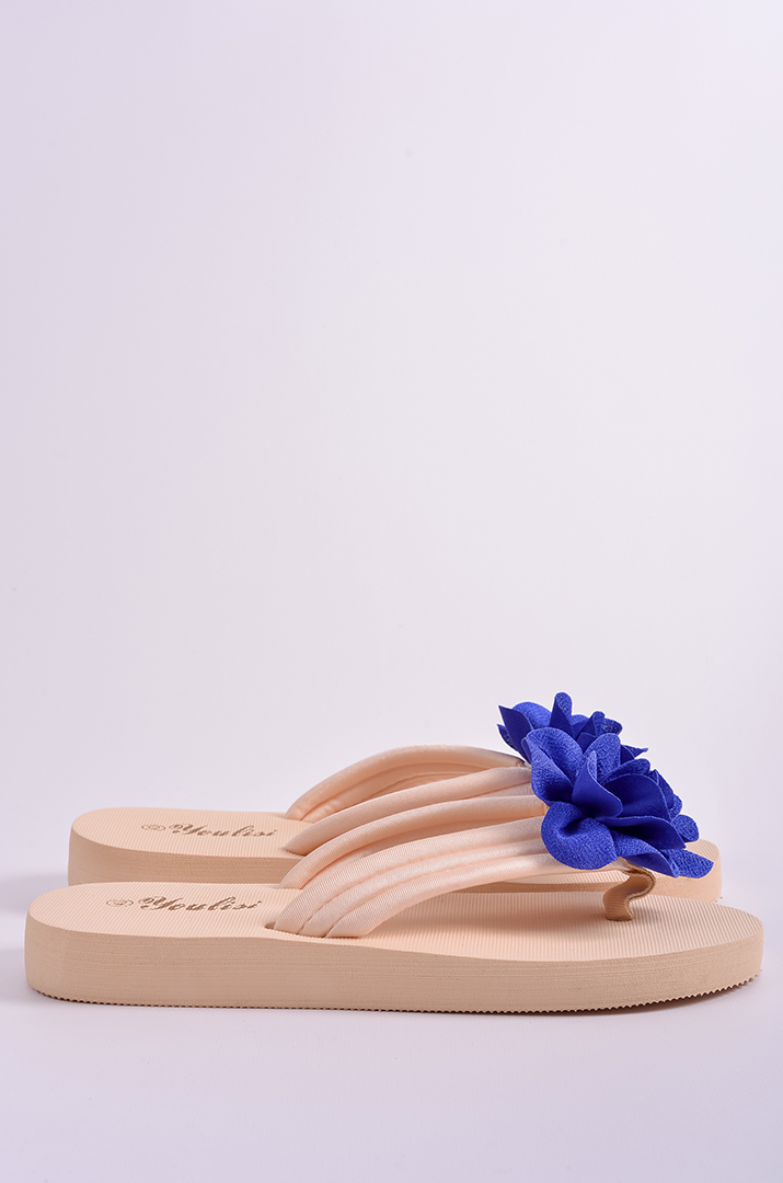 Вʼєтнамки в бежевому кольорі з яскравою текстильною квіткою великих розмірів