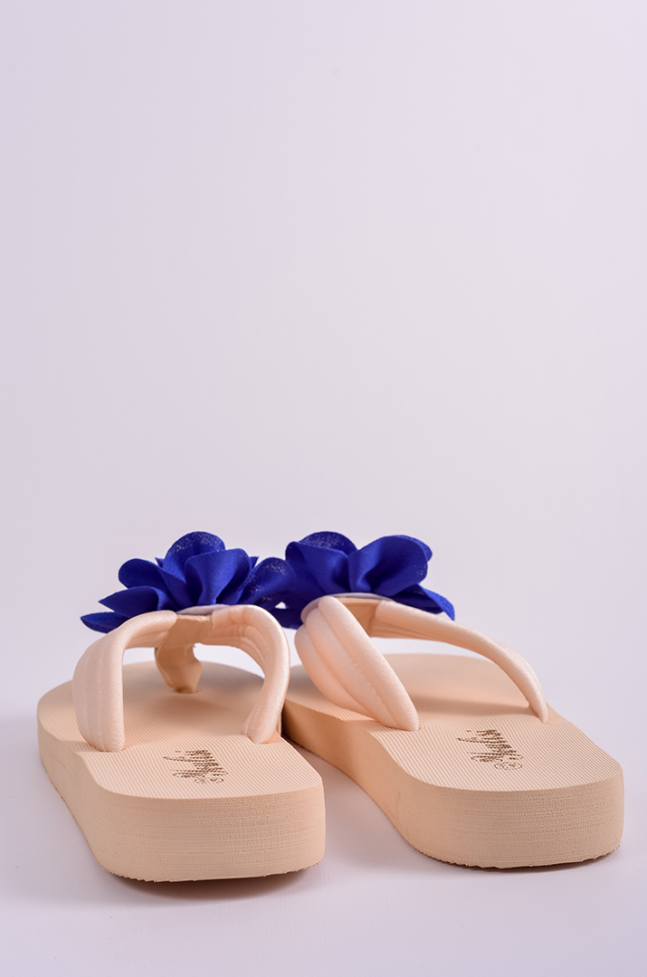 Вʼєтнамки в бежевому кольорі з яскравою текстильною квіткою великих розмірів