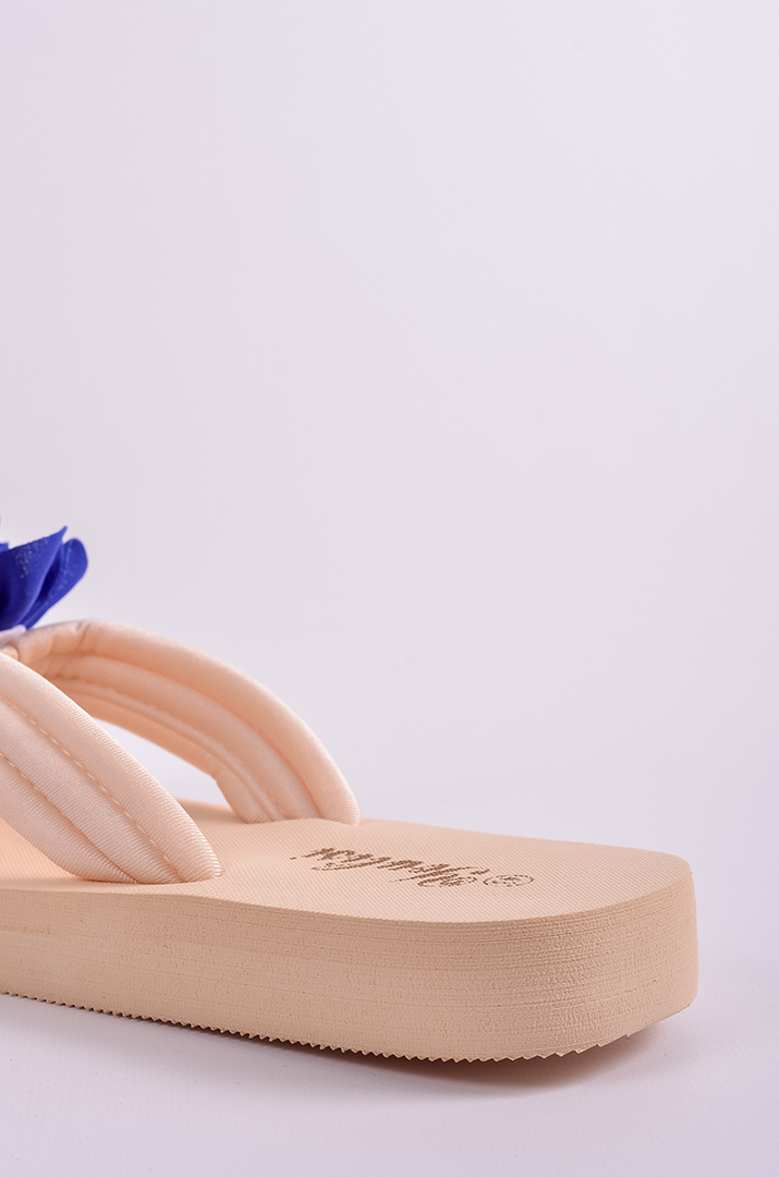 Вʼєтнамки в бежевому кольорі з яскравою текстильною квіткою великих розмірів