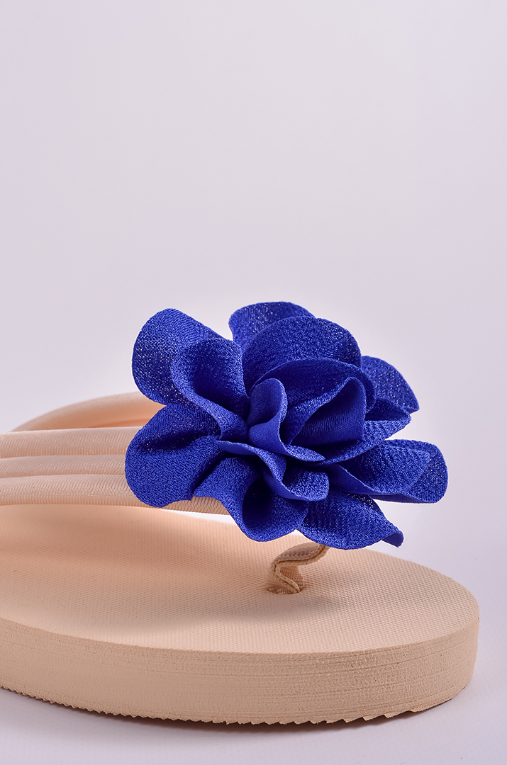 Вʼєтнамки в бежевому кольорі з яскравою текстильною квіткою великих розмірів