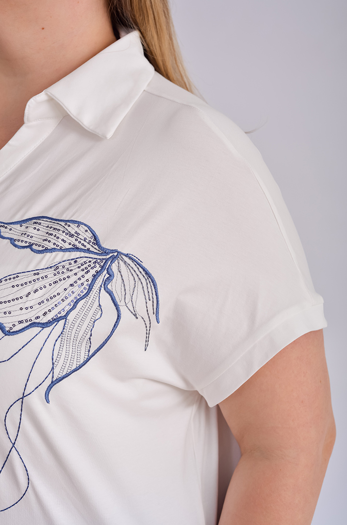 Біле поло з ґудзиками та декоративною вишивкою великих розмірів