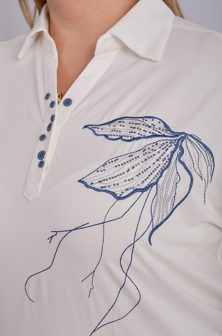 Біле поло з ґудзиками та декоративною вишивкою великих розмірів