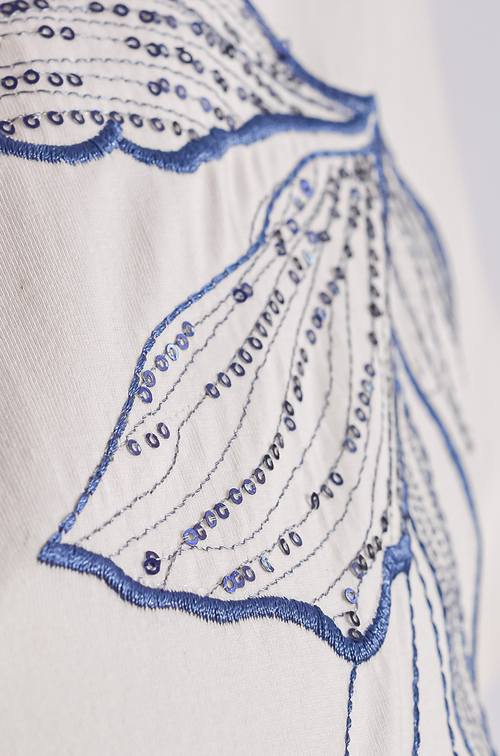 Біле поло з ґудзиками та декоративною вишивкою великих розмірів