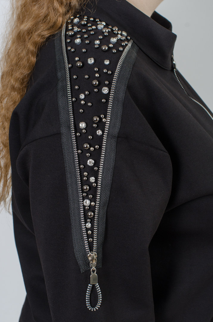 Костюм з брюками декорований блискавками і стразами батал