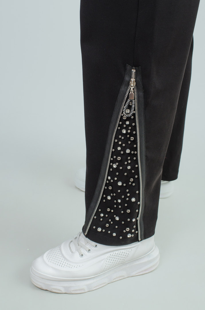 Костюм з брюками декорований блискавками і стразами батал