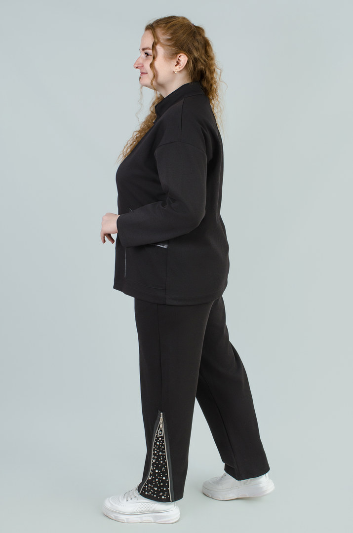 Костюм з брюками декорований блискавками і стразами батал