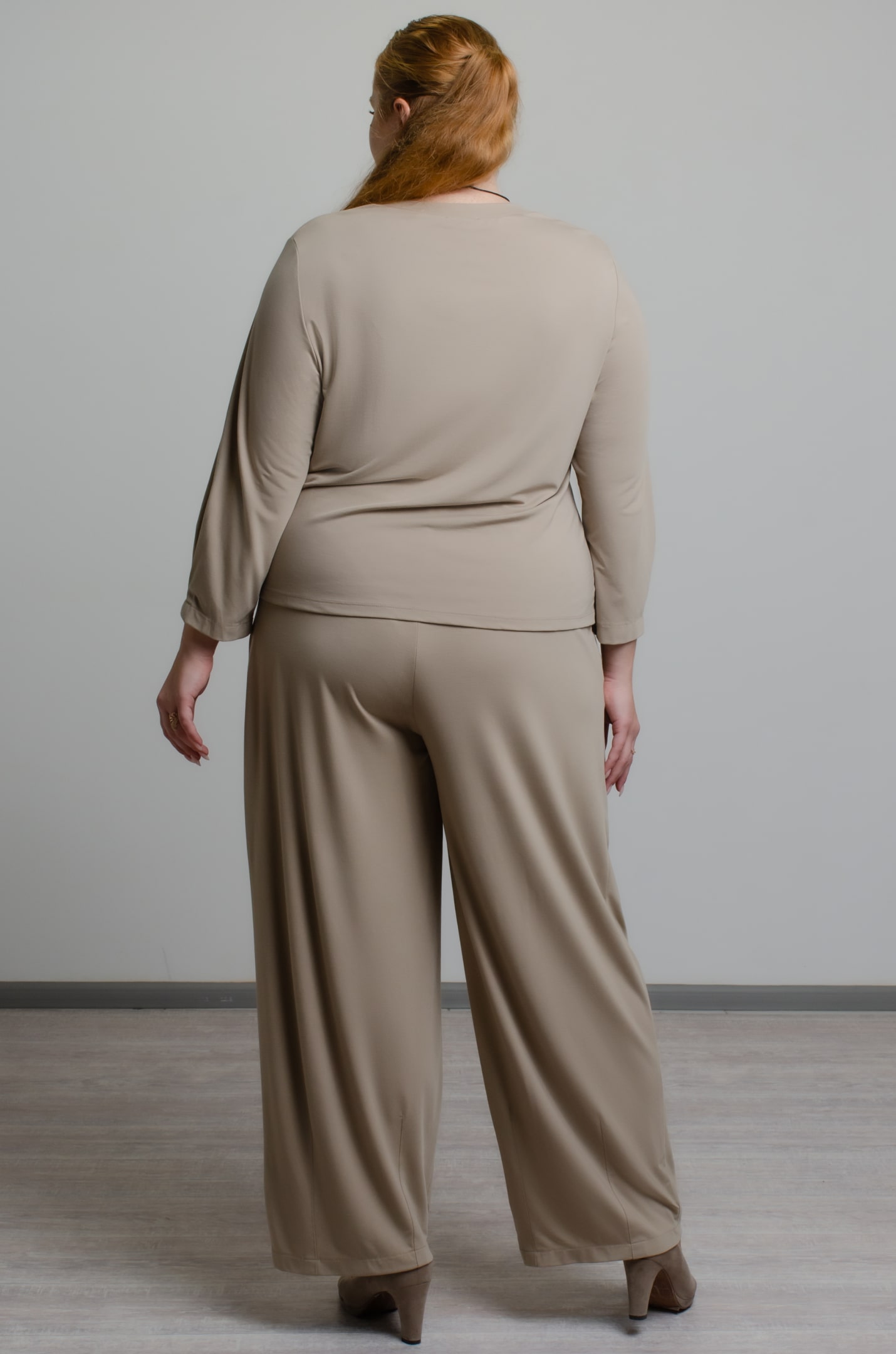 Элегантный костюм из вискозы больших размеров