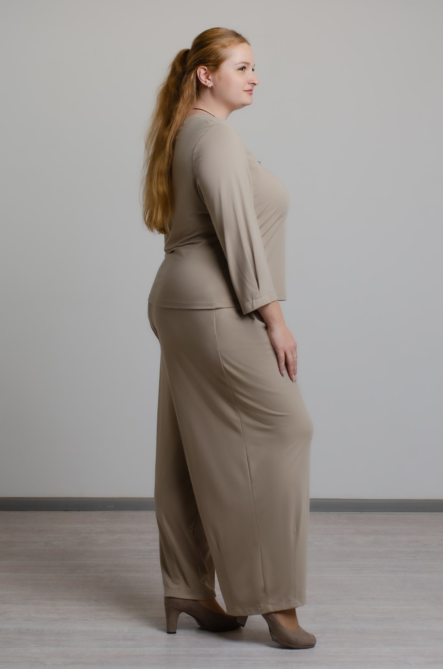 Элегантный костюм из вискозы больших размеров