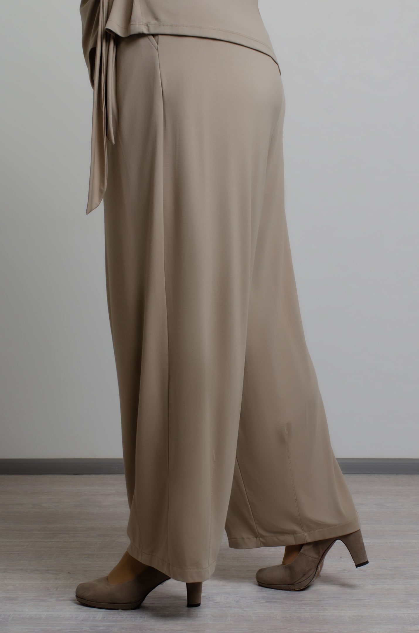 Элегантный костюм из вискозы больших размеров