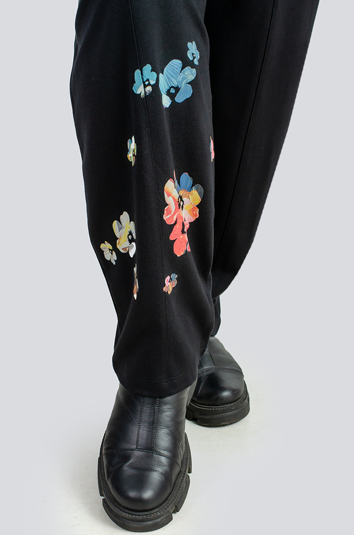 Чорний костюм з квітковим принтом великих розмірів