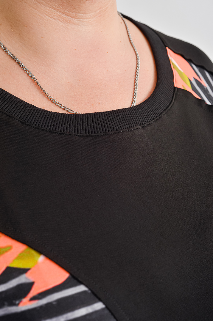 Прогулянковий костюм без застібки з яскравими акцентами великих розмірів