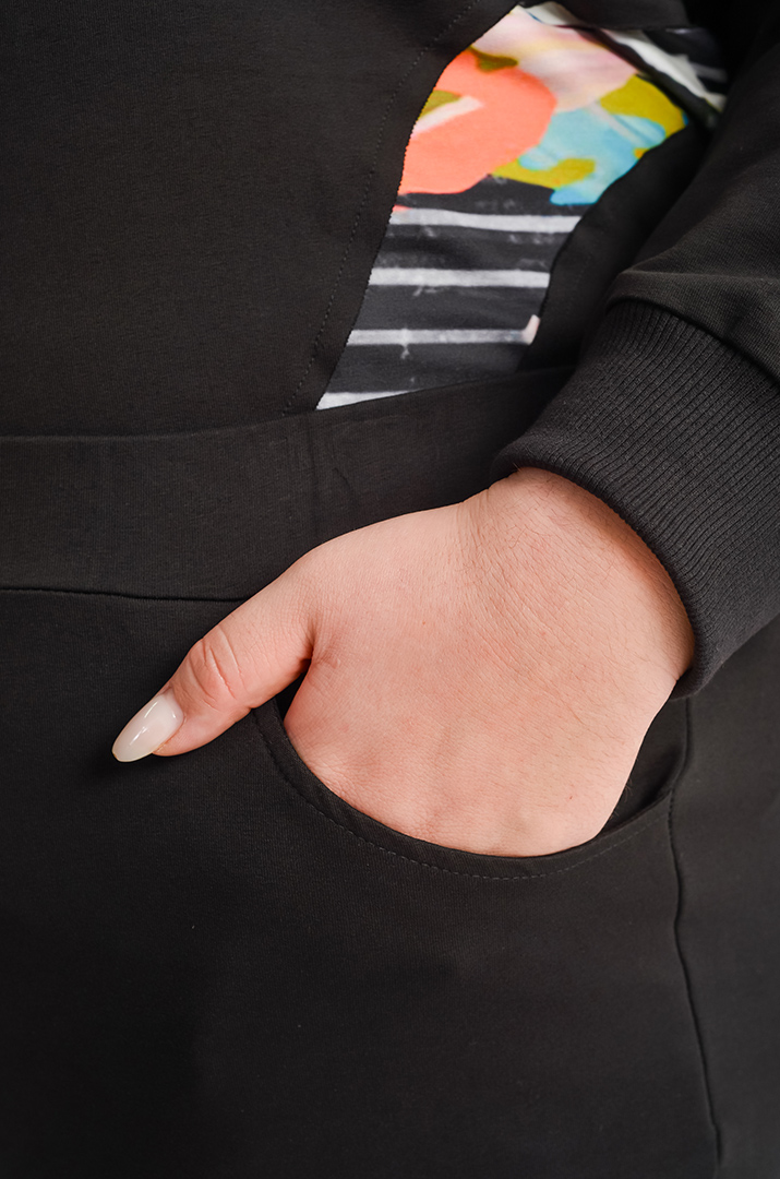 Прогулянковий костюм без застібки з яскравими акцентами великих розмірів