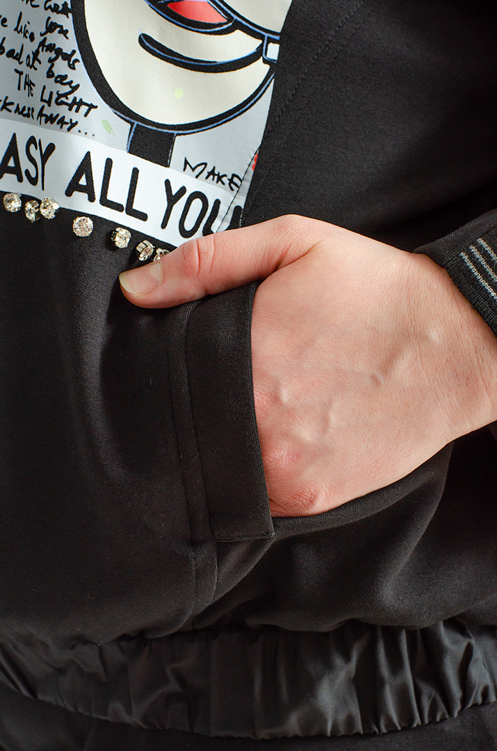 Чорний прогулянковий костюм з яскравим декором великих розмірів