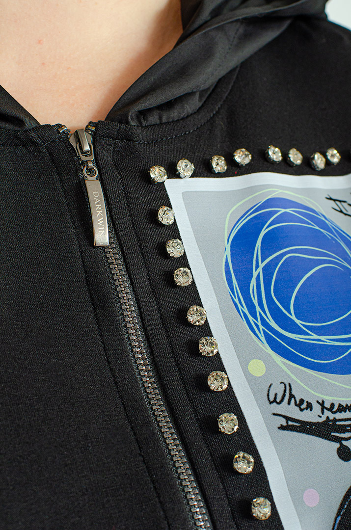 Чорний прогулянковий костюм з яскравим декором великих розмірів