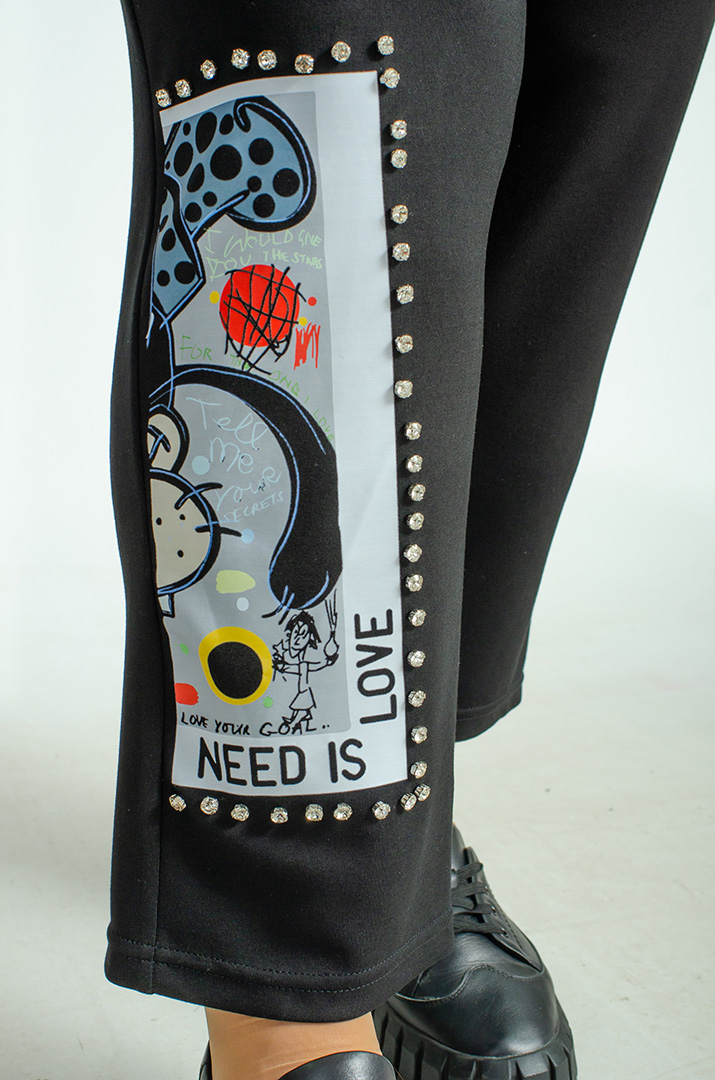 Чорний прогулянковий костюм з яскравим декором великих розмірів