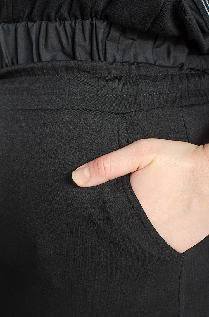 Чорний прогулянковий костюм з яскравим декором великих розмірів