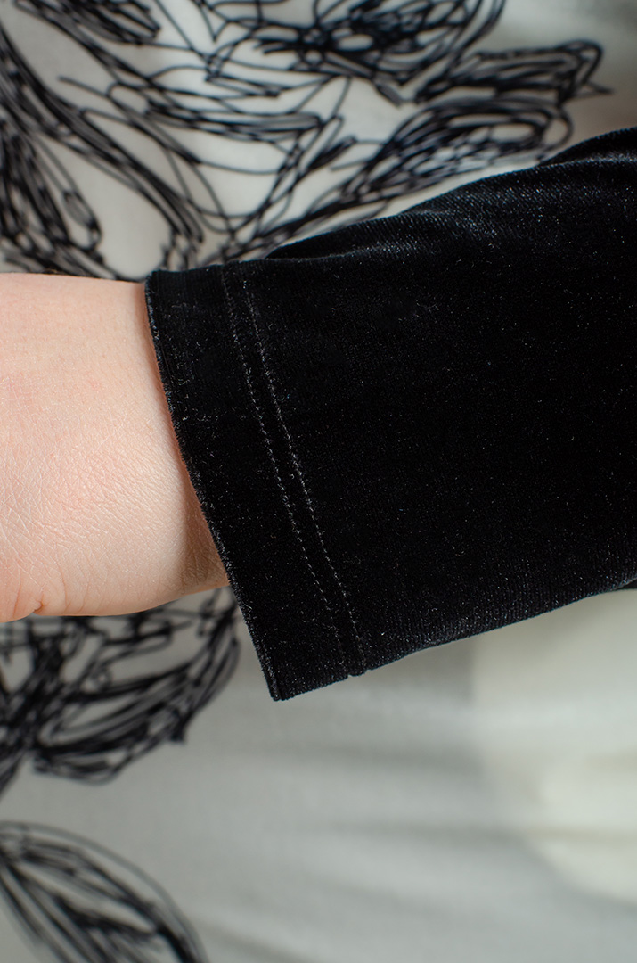 Велюровый костюм с горловиной-хомут больших размеров