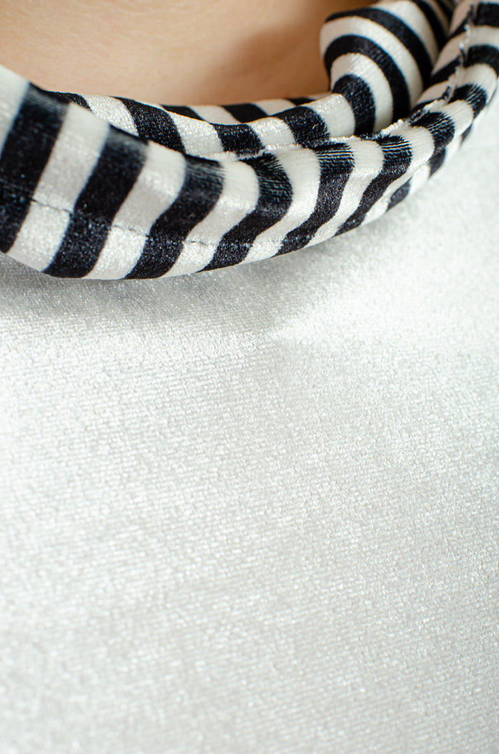 Велюровый костюм с горловиной-хомут больших размеров