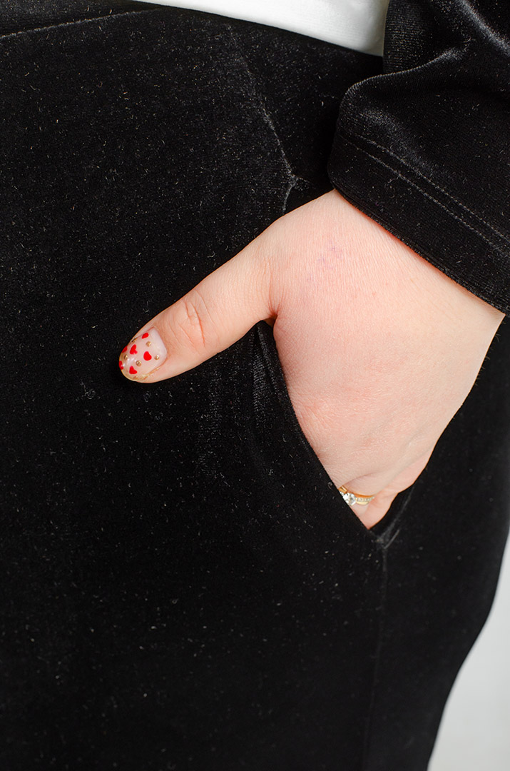 Велюровый костюм с горловиной-хомут больших размеров