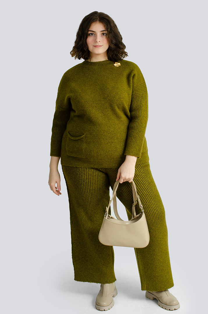 В'язаний костюм із брюками та прикрасою великих розмірів